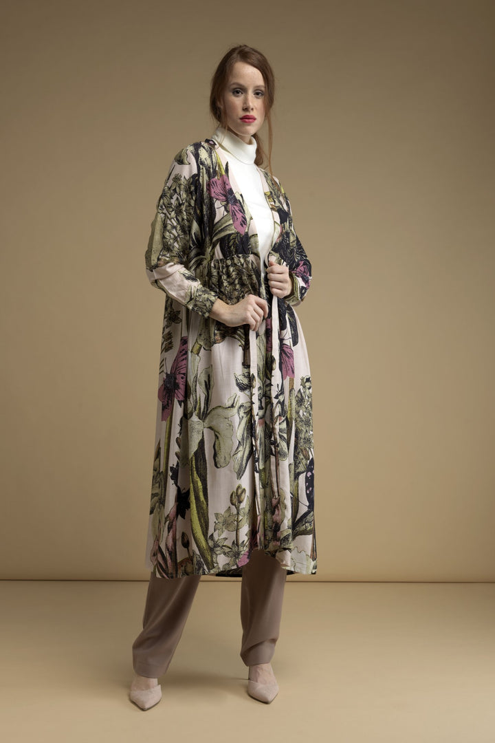 KEW Iris Blush Duster Coat- This stunning shape is both stylish and versatile, whether you choose to wear our duster coat as a luxurious house coat, as part of a chic ensemble during the day or over a little black dress during the evening.