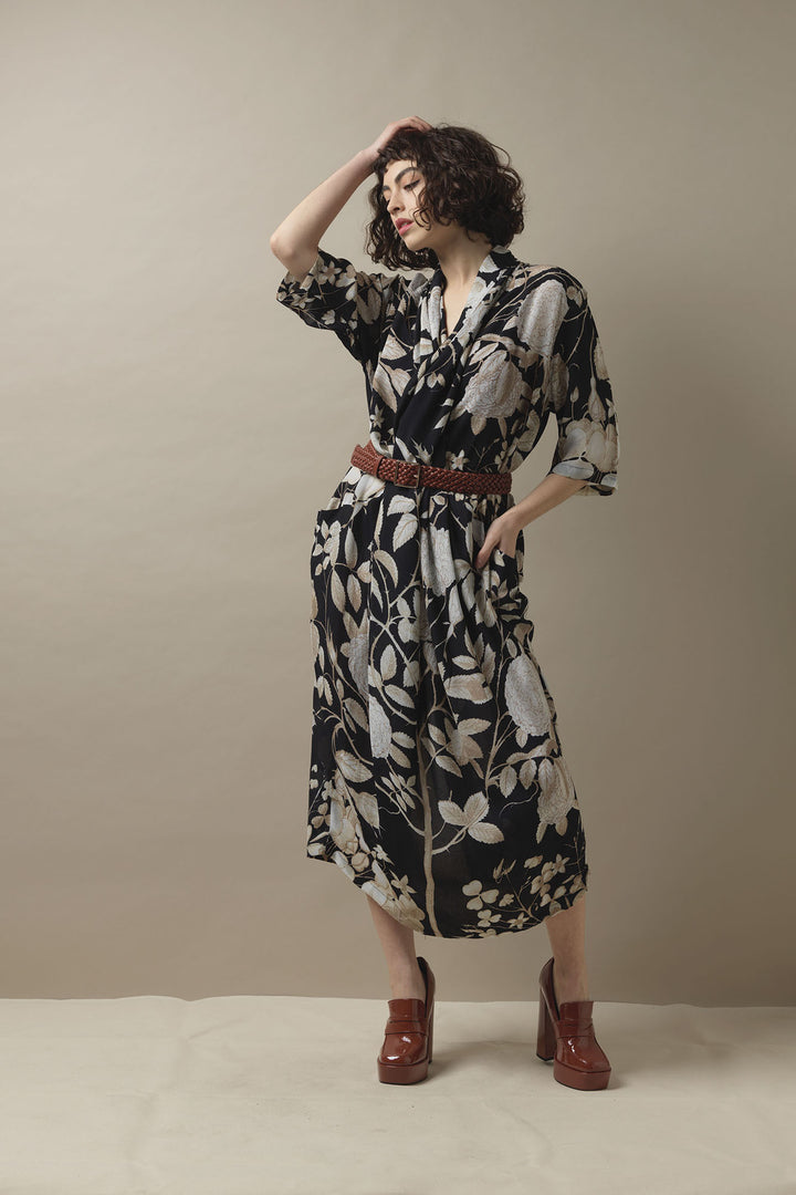 Rosebush black dress with 3/4 sleeves and pockets in a luxurious crepe fabric. 